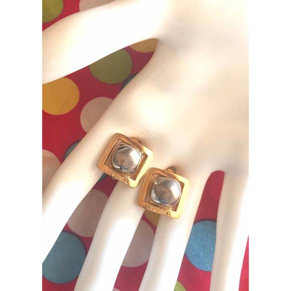 CHANEL Vintage metallic tone gripoix stone earrings in golden square shape - Picture 7 of 7